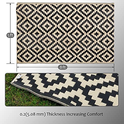Sand Mine rugs - Black and beige diamond pattern outdoor rug showing 5x8 feet measurements with thickness detail closeup belo