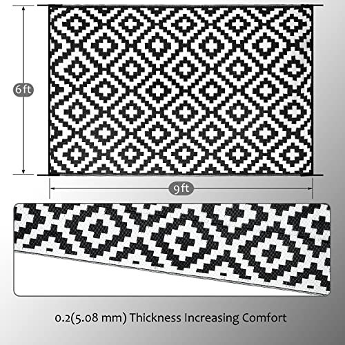 Sand Mine rugs - Black and white diamond pattern outdoor rug showing 6x9 feet measurements with thickness detail closeup belo